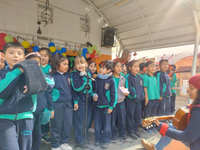Intervenciones musicales enriquecen los recreos durante la Semana del Arte.